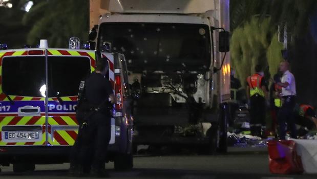 Atentado Niza: Al menos 80 muertos y 16 heridos en estado crítico al arrollar un camión a la multitud en Niza 