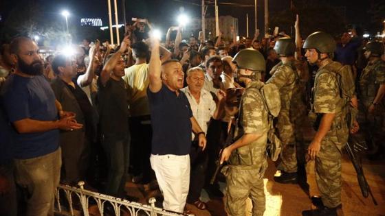Manifestantes en la plaza Taksim de Estambul se encaran con militares