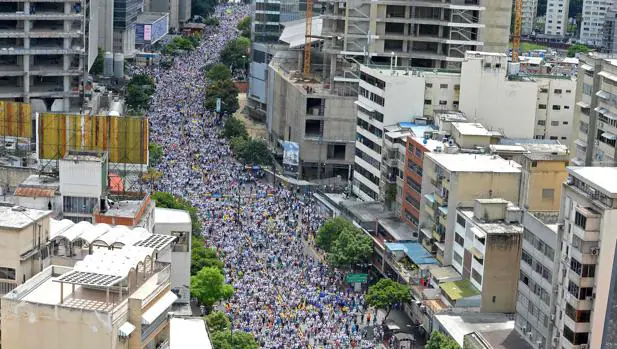 Decenas de miles de venezolanos secundan la «gran toma de Caracas» para impulsar el revocatorio contra Maduro