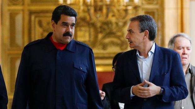 Zapatero y Maduro charlan durante una de las visitas del español a Caracas como mediador.