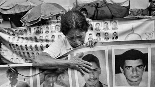 Una madre llora por su hijo durante una vigilia en Medellín