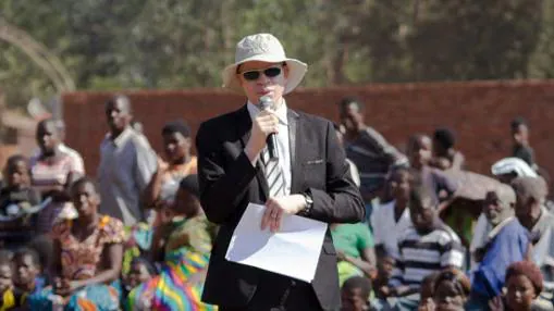Boniface Ophiyah Massah, director de APAM, en una de sus charlas para sensibilizar a la población malauí acerca del albinismo