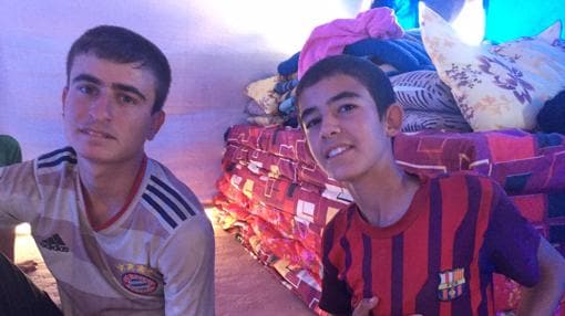 Ali y Mohsen lucen camisetas del Bayer de Munich y del Barcelona