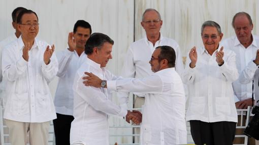 Santos y «Timochenko», tras firmar el acuerdo de paz luego rechazado en plebiscito