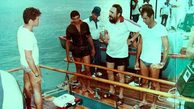 Fidel Castro se prepara para pescar desde las lanchas «Pionera I» y «Pionera II» unidas. Su exescolta va vestido de oscuro
