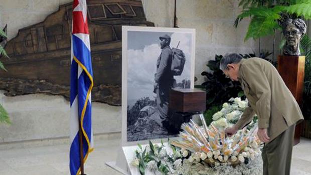 Raúl Castro rinde tributo a su hermano en una imagen distribuida ayer por el diario oficial Granma