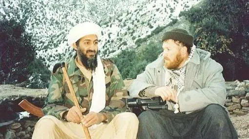 Osama Bin Laden, sentado junto a Setmarian, en una foto de archivo