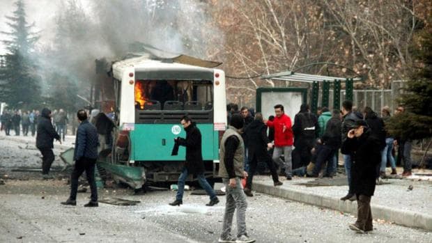 Al menos 13 muertos y 55 heridos en el atentado contra un autobús en Turquía central