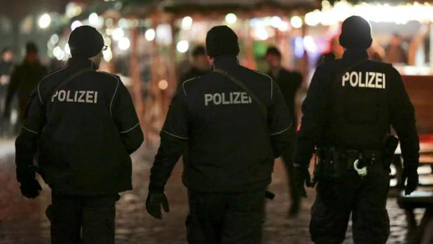 Oficiales de la Policía alemana patrullan Berlín después del atentado