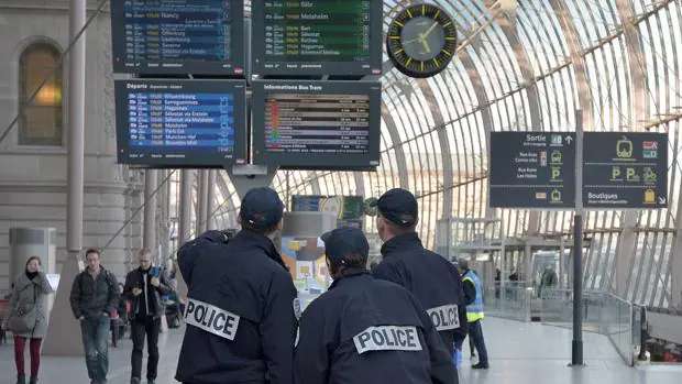 Policías franceses en la estación de tren de Estrasburgo