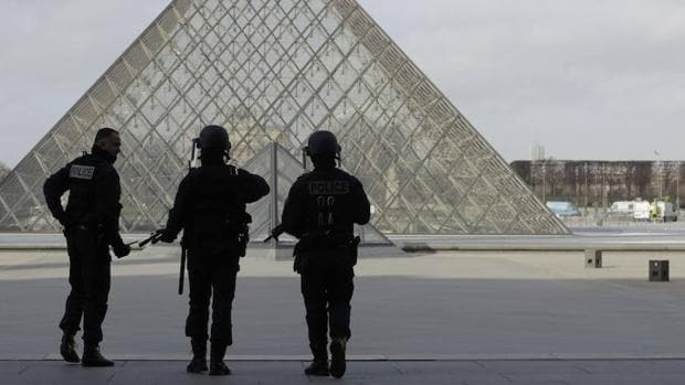 Un soldado dispara a un hombre armado con un cuchillo que intentaba entrar al Louvre