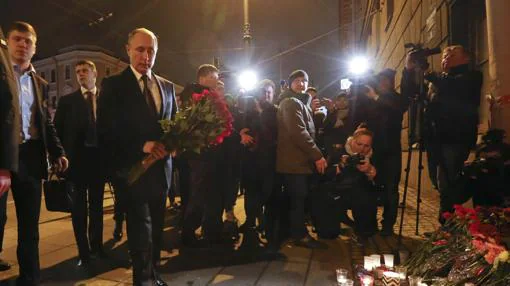 Vladimir Putin coloca flores en honor a las víctimas en la estación
