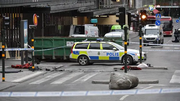 La policía encuentra explosivos en el camión que embistió a una multitud en Estocolmo