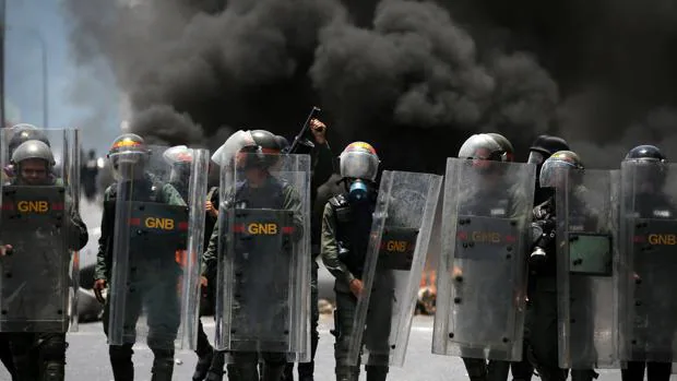 La policía venezolana utiliza bombas lacrimógenas caducadas contra la oposición