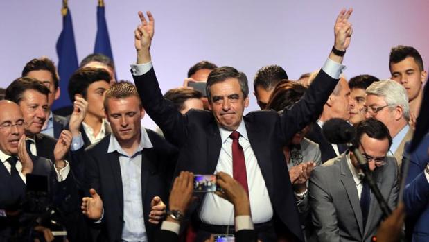 El conservador Fillon se acerca en los sondeos a Le Pen y Macron