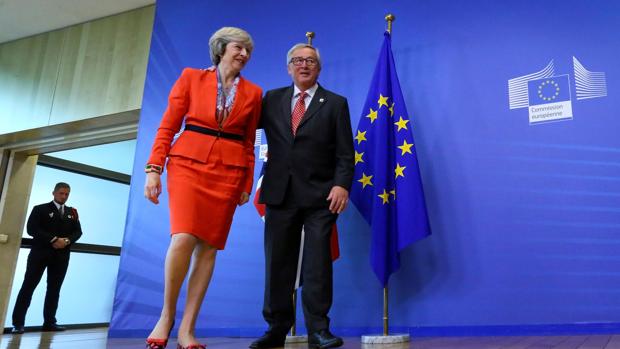 Juncker viajará a Londres el 26 de abril para reunirse con May
