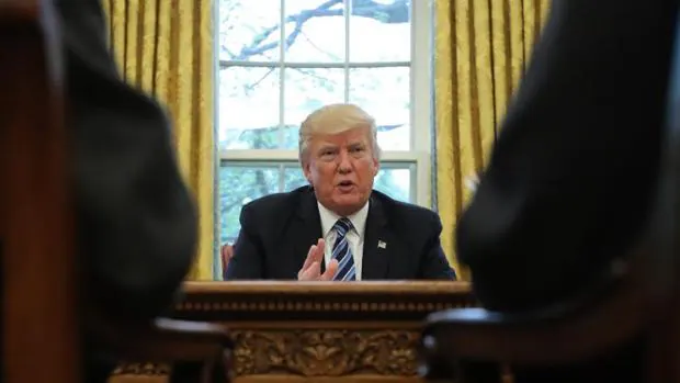 Donald Trump, durante la entrevista a Reuters en el Despacho Oval de la Casa Blanca