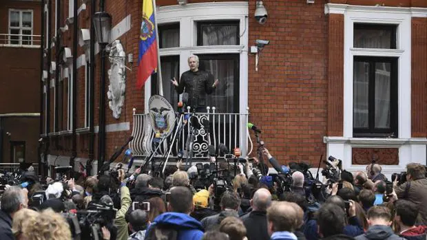 Julian Assange desde el balcon de la Embajada de Ecuador en Londres