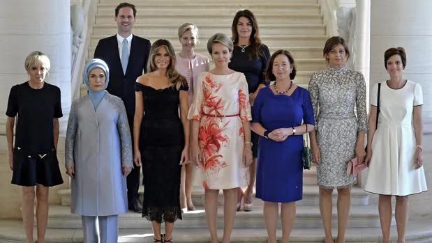 Gauthier Destenay, marido del primer ministro de Luxemburgo, junto con las primeras damas mundiales en la cumbre de la OTAN