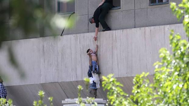 La policía iraní evacúa a un niño del Parlamento