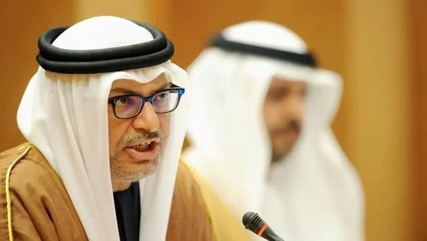 El jefe de la diplomacia de Emiratos Árabes Unidos (EAU) amenaza a Qatar con sanciones económicas