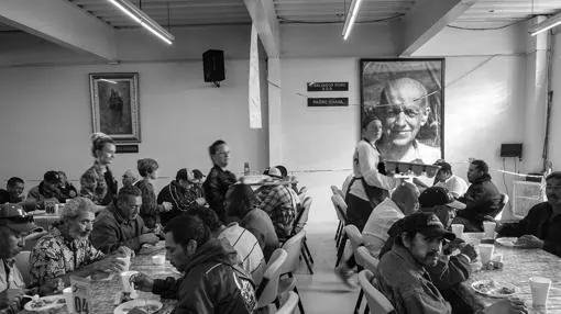 Inmigrantes y deportados acuden cada mañana al comedor salesiano para desayunar y recibir apoyo