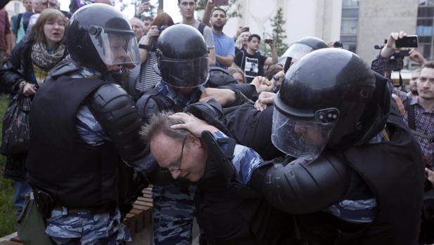 El opositor Navalni, entre los 700 detenidos por protestas contra Putin en Rusia