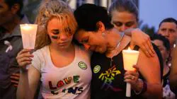 Dos mujeres se abrazan tras la tragedia en Orlando