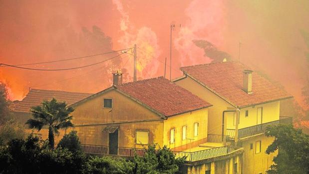 Fuego próximo a casas en Vale das Porcas, Alvaiazere, centro de Portugal, este domingo