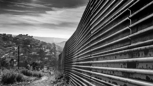 El muro que separa los dos países atraviesa varios barrios de Tijuana