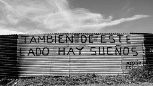 La pintada en el muro fronterizao es un mensaje elocuente de la frustración y la tristeza de muchos emigrantes y familias separadas