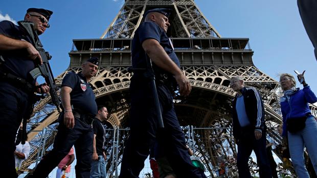 Detienen a un hombre con un arma en las inmediaciones de la Torre Eiffel