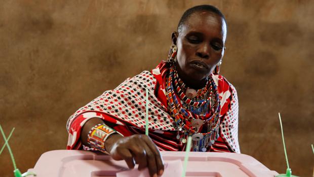Los kenianos votan en paz pero bajo una gran presión