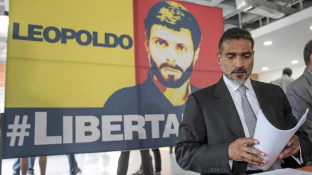 Leopoldo López tiene prohibido transmitir información desde su arresto domiciliario Abogado-leopoldo-lopez-efe-kiiF--620x349@abc