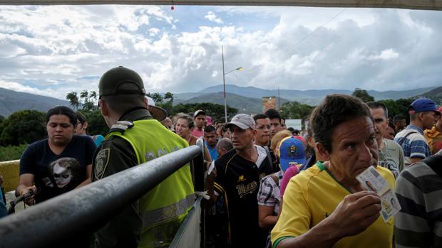 Los venezolanos huyen del régimen de Maduro, Miles de ciudadanos han abandonado el país empujados por la escasez de productos Venezuela-colombia-exodo-kpwF--620x349@abc
