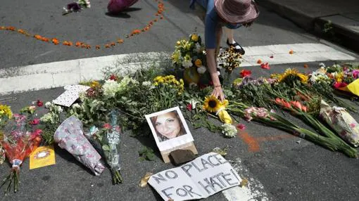 Una mujer deposita flores en el memorial improvisado en Charlottesville en recuerdo a la víctima del ataque sábabo