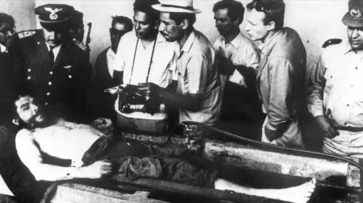 El cadáver del Che, mostrado a la prensa internacional en Vallegrande (Bolivia)
