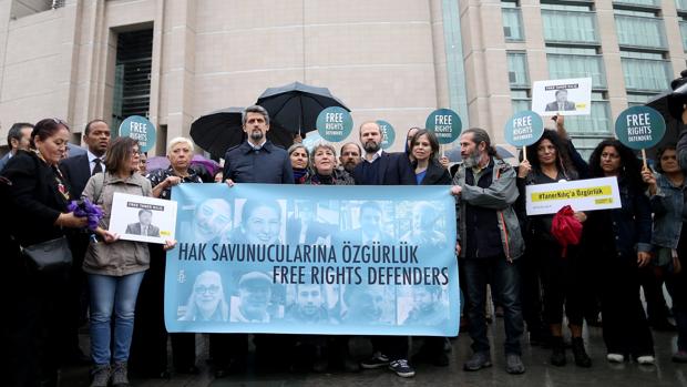 Libertad con cargos para diez de los «once de Estambul»