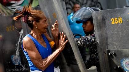 Las protestas por la falta de comida, agua y gas se extienden por Venezuela