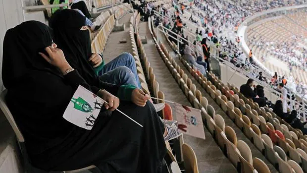 Las mujeres saudíes entran por primera vez a los estadios para ver fútbol