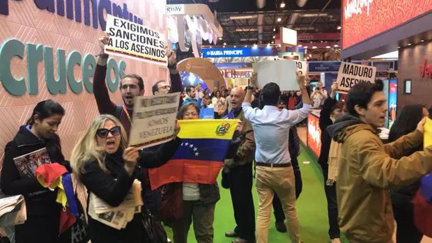 Protestan al grito de «Maduro asesino» ante el stand de Venezuela en Fitur