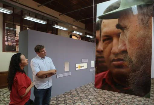 Antonio Castro visita el Cuartel de la Montaña, donde reposan los restos de Hugo Chávez