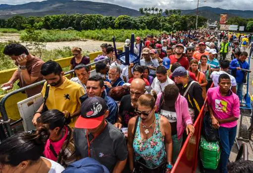 Riadas de venezolanos cruzan a diario la frontera entre su país y Colombia