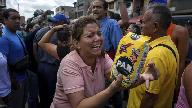 Un grupo de personas protesta por la falta de comida en un barrio de Caracas