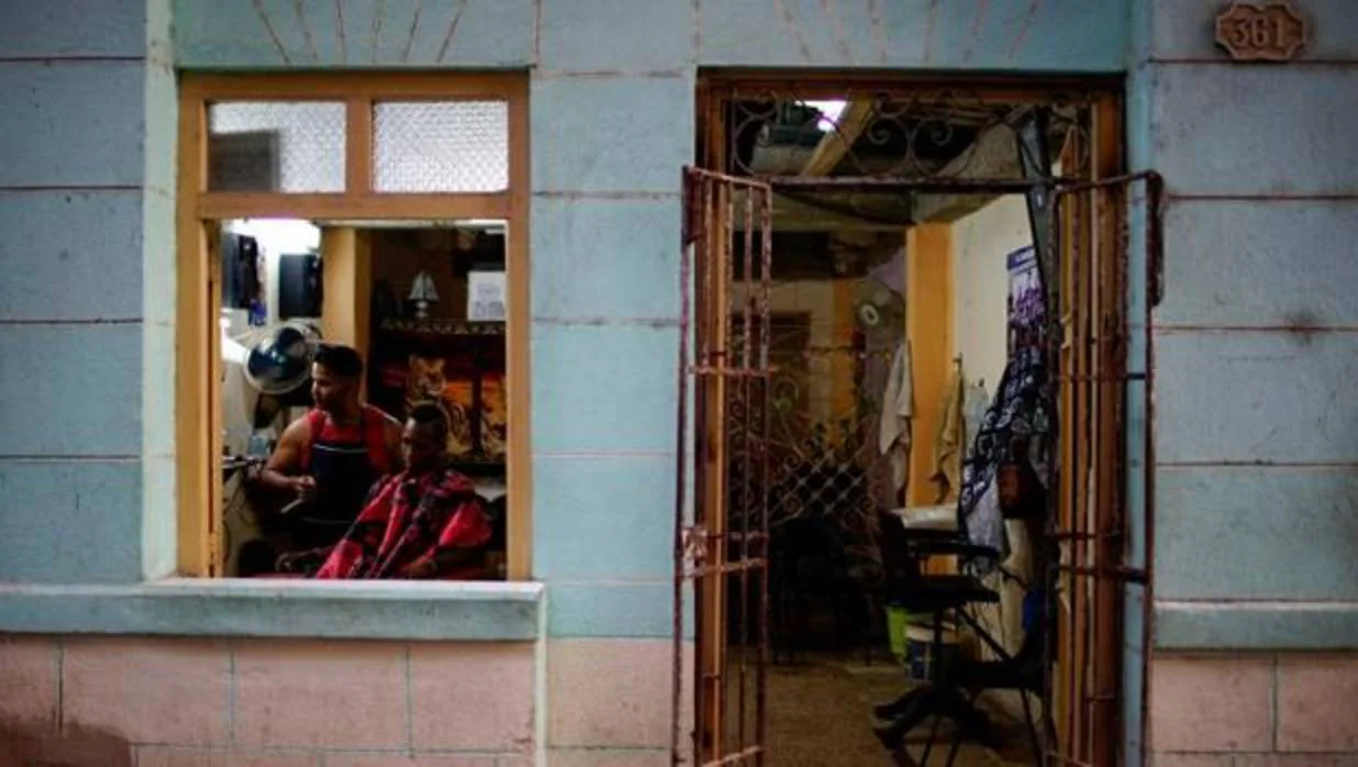 Peluquería de un «cuentapropista» (trabajador por cuenta propia) en La Habana - Reuters