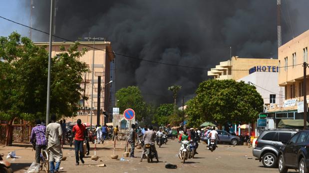 Hombres armados atacan la embajada francesa y los cuarteles del Ejército en Burkina Faso