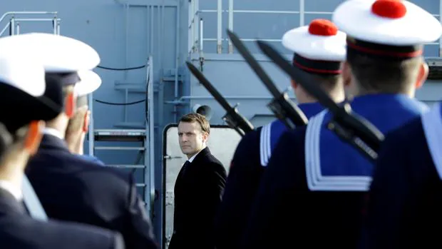 El presidente Macron pasa revista a la guardia de honor de uno de los barcos de la Armada francesa