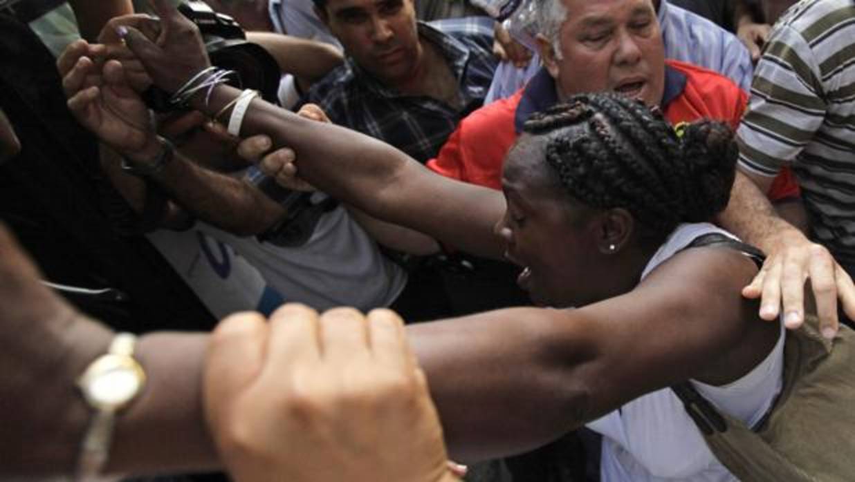 Berta Soler, actual presidenta de Damas de Blanco, en manos de agentes de seguridad en 2010 - Reuters