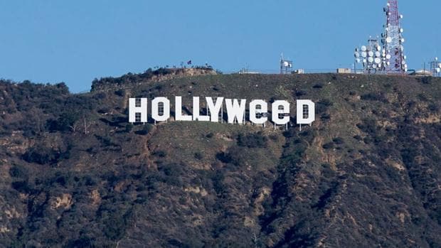 Hollyweed: 
Cambian el famoso letrero blanco de Hollywood para celebrar que la marihuana ya es legal
