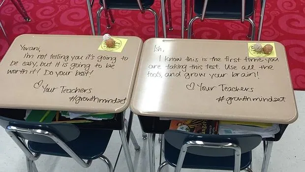 La señorita Langford escribe mensajes de ánimo en los pupitres de sus alumnos antes de los exámenes